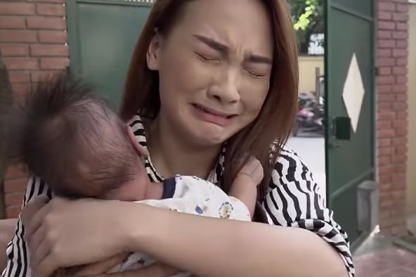 Đạo diễn 'Về nhà đi con' hô cắt, Bảo Thanh vẫn khóc tiếp khiến đoàn phim sửng sốt