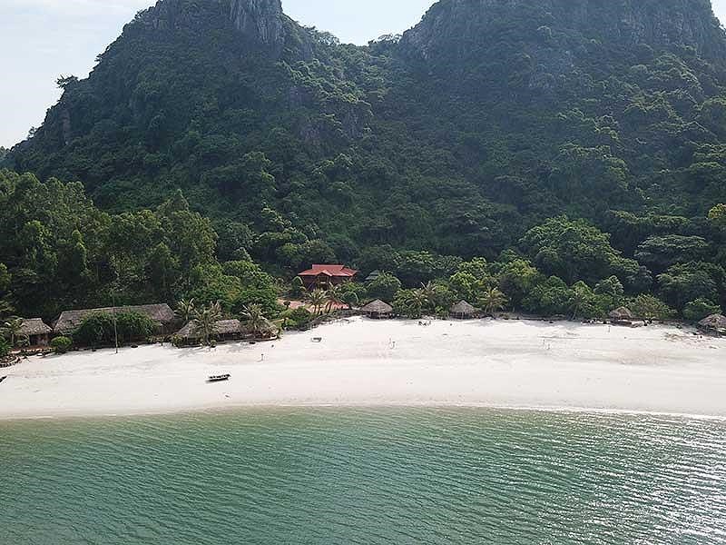 Những ‘biệt khu’ trái phép trên vịnh Bái Tử Long - ảnh 1