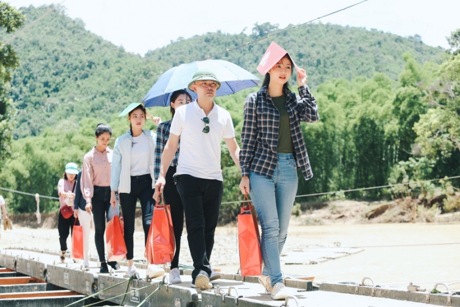 Top 3 Hoa hậu Thế giới Việt Nam vượt đường sạt lở giúp dân vùng lũ