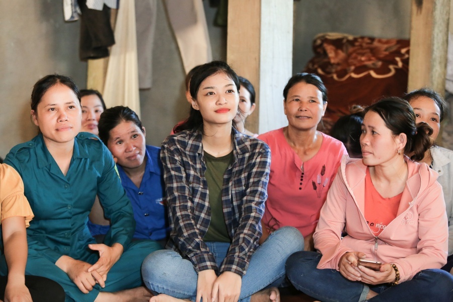 Top 3 Hoa hậu Thế giới Việt Nam vượt đường sạt lở giúp dân vùng lũ
