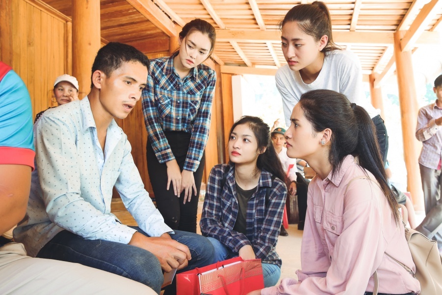 Top 3 Hoa hậu Thế giới Việt Nam vượt đường sạt lở giúp dân vùng lũ