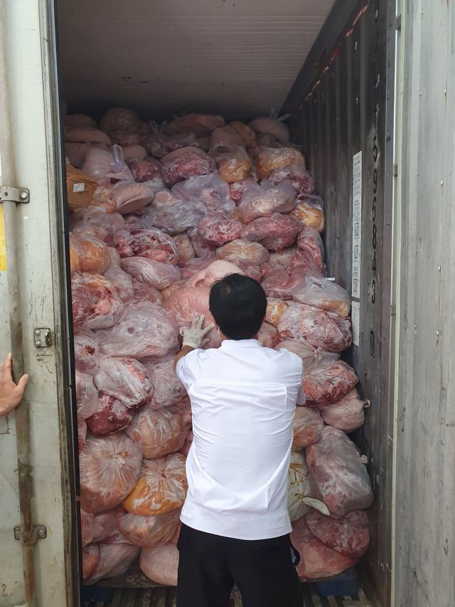 Thu giữ 40 tấn thịt đông lạnh hôi thối suýt bị làm giò chả Thu giữ 40 tấn thịt đông lạnh hôi thối suýt bị làm giò chả