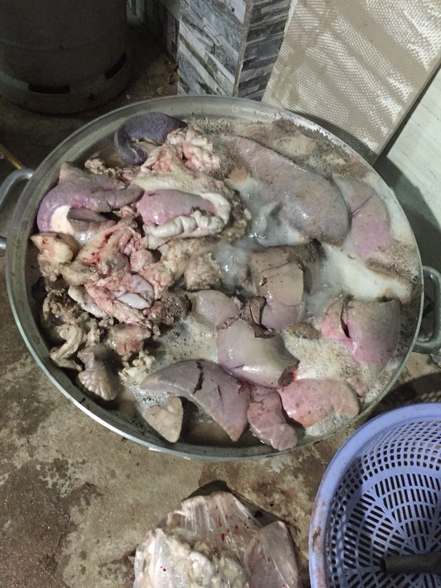 Thu giữ 40 tấn thịt đông lạnh hôi thối suýt bị làm giò chả Thu giữ 40 tấn thịt đông lạnh hôi thối suýt bị làm giò chả