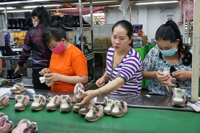 Tăng giờ làm thêm: Phải tính đến những hệ lụy - Ảnh 1. Tăng giờ làm thêm: Phải tính đến những hệ lụy - Ảnh 1.