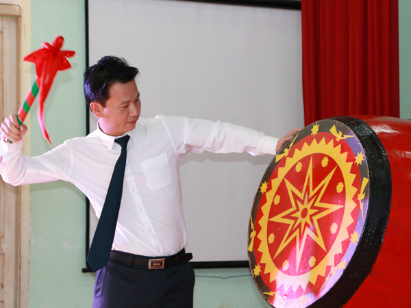 Bí thư Tỉnh ủy Đặng Quốc Khánh đánh hồi trống khai trường PTDT nội trú THPT tỉnh PTDT nội trú THPT tỉnh.