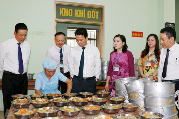 Bí thư Tỉnh ủy và Chủ tịch UBND tỉnh kiểm tra bếp ăn nội trú của trường.