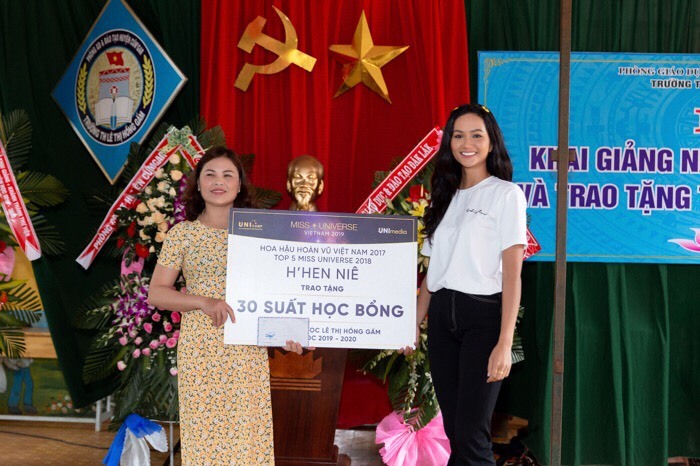 H'Hen Niê tự lái xe tới trao học bổng cho học sinh Đắk Lắk