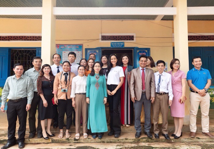 H'Hen Niê tự lái xe tới trao học bổng cho học sinh Đắk Lắk