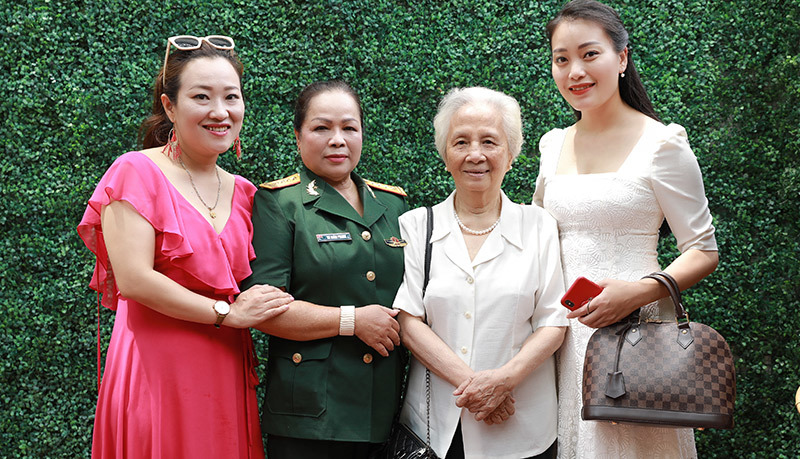 NSND Quang Thọ, Anh Thơ chúc mừng Rơ Chăm Phiang ‘lên’ NSND