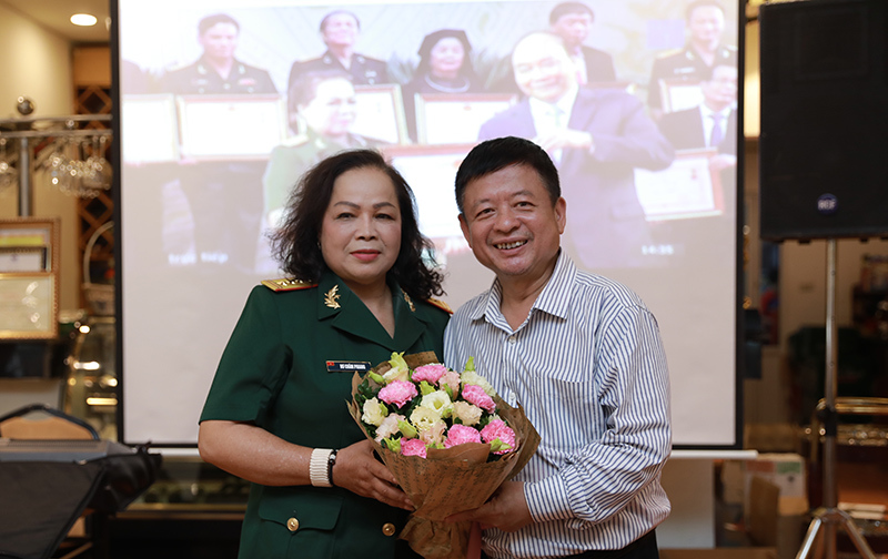 NSND Quang Thọ, Anh Thơ chúc mừng Rơ Chăm Phiang ‘lên’ NSND