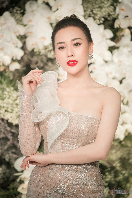 Phương Oanh 'Quỳnh búp bê' vai trần gợi cảm không ngờ