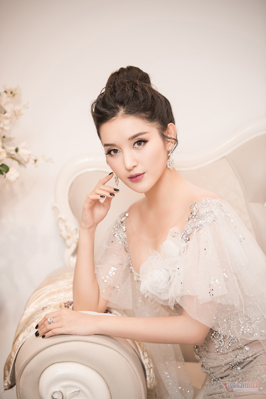 Phương Oanh 'Quỳnh búp bê' vai trần gợi cảm không ngờ