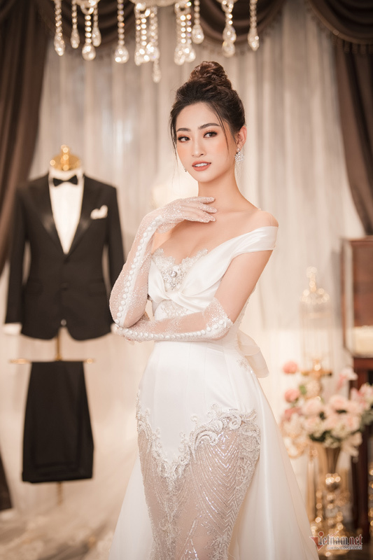 Phương Oanh 'Quỳnh búp bê' vai trần gợi cảm không ngờ