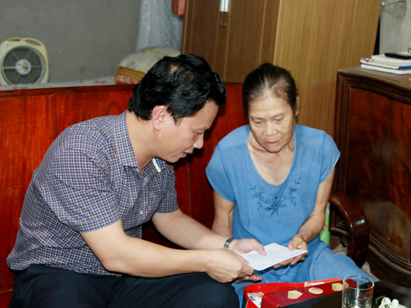 Đồng chí Đặng Quốc Khánh thăm, tặng quà bà Phạm Thị Phượng, hộ cận nghèo.