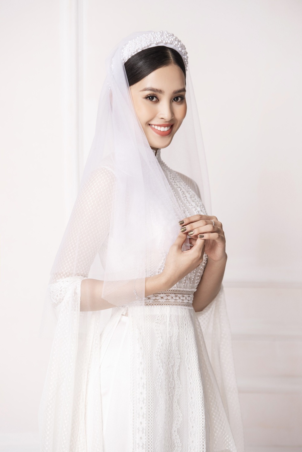 Hoa hậu Tiểu Vy hóa cô dâu e ấp với áo dài