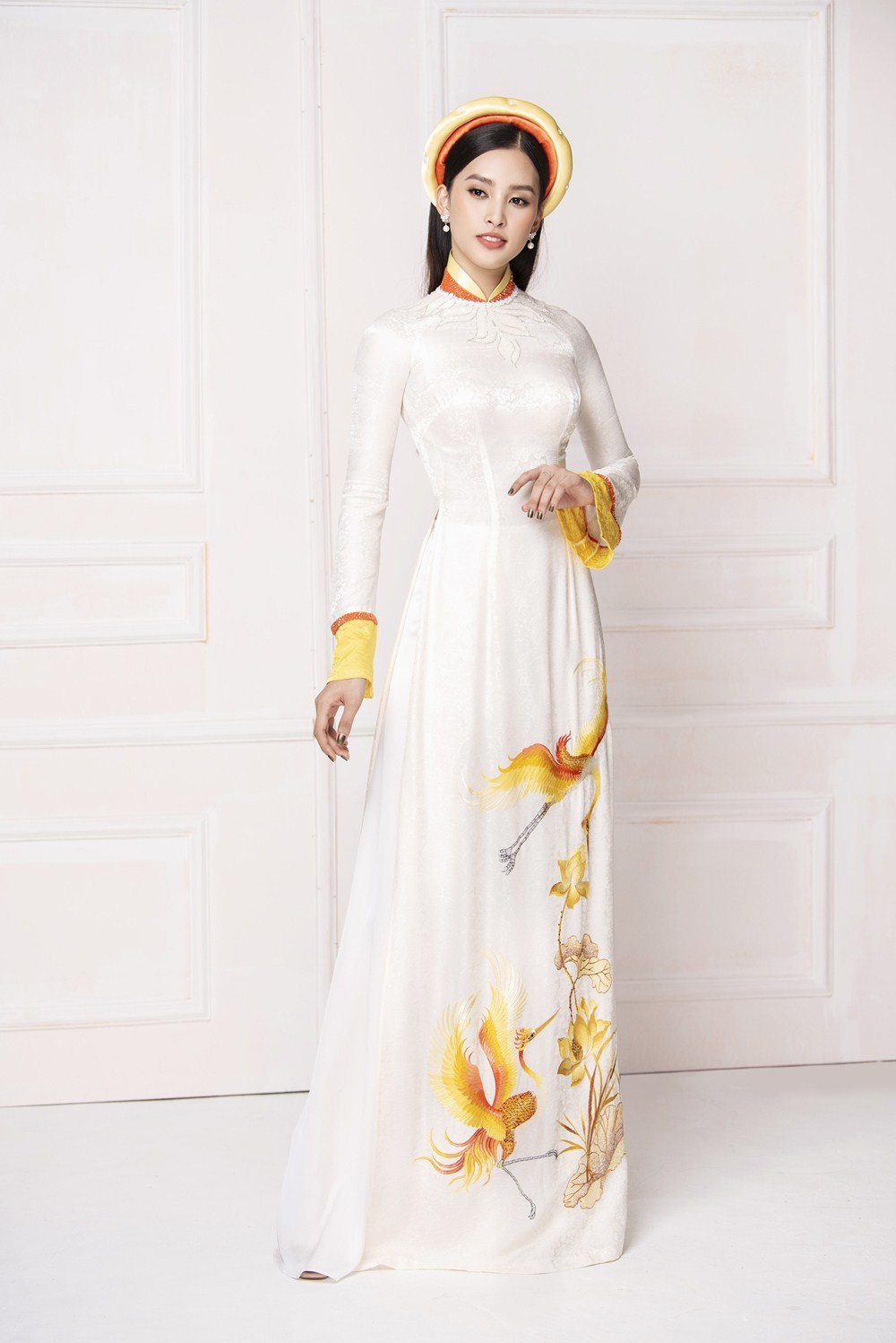 Hoa hậu Tiểu Vy hóa cô dâu e ấp với áo dài
