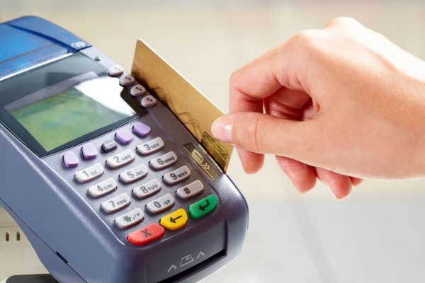 Ngân hàng phải báo cáo định kì kết quả chuyển đổi thẻ từ sang thẻ chip - Ảnh 1.