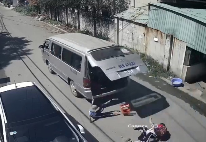 Phạt tiền tài xế làm rơi học sinh xuống đường, điều tra việc mua bằng lái xe Phạt tiền tài xế làm rơi học sinh xuống đường, điều tra việc mua bằng lái xe
