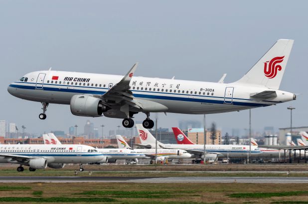 Mỹ chính thức cấm các chuyến bay thương mại từ Trung Quốc - Ảnh 1.