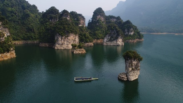 Danh thắng Quốc gia hòn Cọc Vài - Một góc cảnh quan thiên nhiên của huyện Lâm Bình, Tuyên Quang. (Ảnh: Trung Kiên)