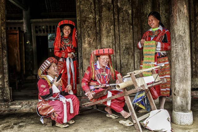 Phụ nữ dân tộc Pà Thẻn, xã Hồng Quang (Lâm Bình, Tuyên Quang) trong trang phục truyền thống. Ảnh: Minh Phụng
