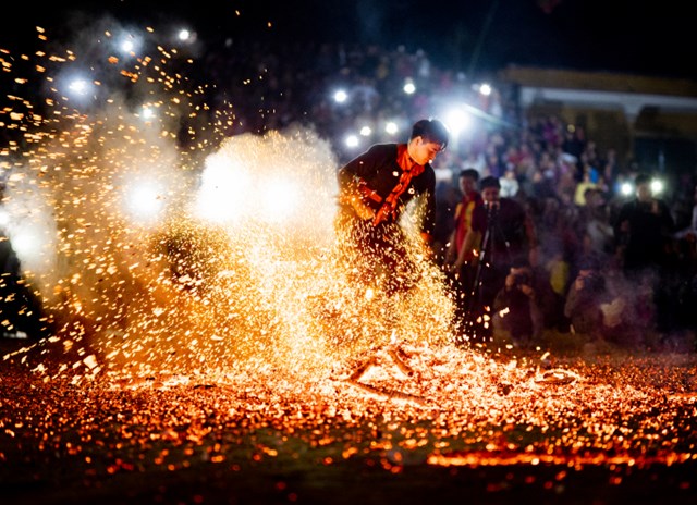 Người con trai Pà Thẻn nhảy lửa trong Lễ hội nhảy lửa xã Hồng Quang được tác giả miêu tả xuất thần như đang cưỡi trên lưng con phượng hoàng. Ảnh: Minh Phụng.