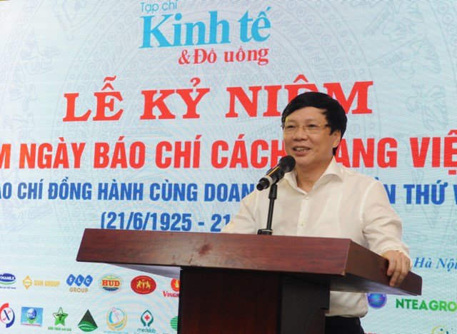 Ông Hồ Quang Lợi – Phó Chủ tịch Thường trực Hội Nhà báo Việt Nam tặng hoa chúc mừng Tạp chí Kinh tế và Đồ uống