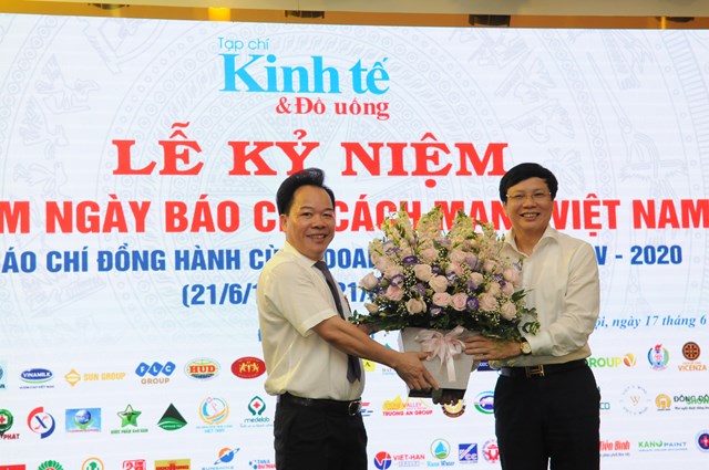 Ông Hồ Quang Lợi – Phó Chủ tịch Thường trực Hội Nhà báo Việt Nam tặng hoa chúc mừng Tạp chí Kinh tế và Đồ uống