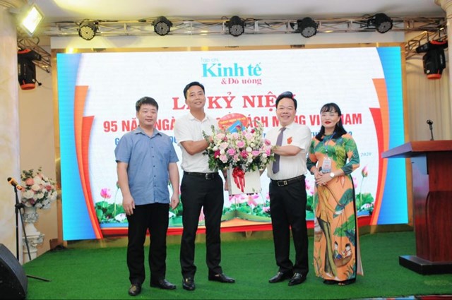 Ông Nguyễn Đức Tiến, Phó Bí thư Thành Đoàn Hà Nội, Chủ tịch Hội LHTN TP. Hà Nội tặng hoa chúc mừng Tạp chí
