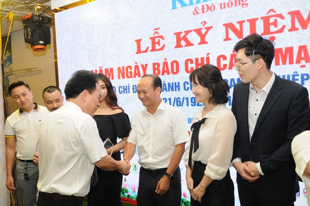 Tổng biên tập Nguyễn Quốc Hùng trao Cúp tri ân các doanh nghiệp đồng hành cùng Báo