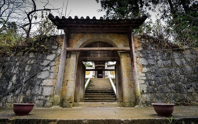 Chiếc cổng đá bề thế của dinh thự vua Mèo Vương Chính Đức ở Sà Phìn, Hà Giang (Ảnh: IT)