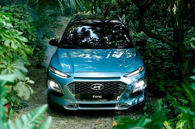 Bên trên nắp ca-pô Hyundai Kona có các đường gân nổi, tạo sự cứng cáp cho đầu xe khá lạ mắt. 