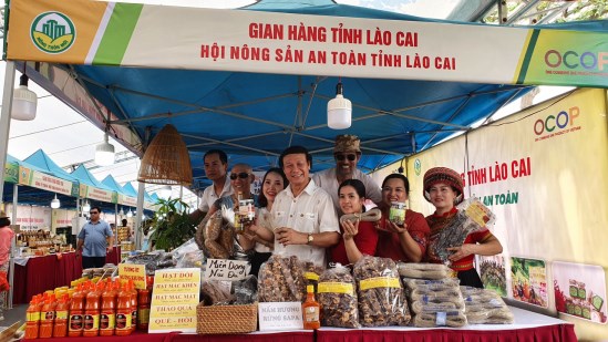 NSND Nguyễn Hải, NSUT Chu Hùng, ca sĩ Phú Lê tham quan, mua sắmtại gian hàng quảng bá nông sản và sản phẩm OCOP của tỉnh Lào Cai
