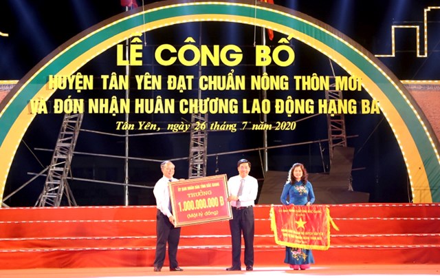 Ông Dương Văn Thái - Chủ tịch UBND tỉnh tặng cờ thi đua của UBND tỉnh và trao thưởng 1 tỷ đồng cho huyện Tân Yên