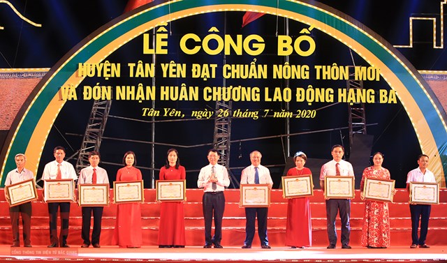 Ông Lê Ánh Dương - Phó Chủ tịch UBND tỉnh trao Bằng khen của Chủ tịch UBND tỉnh cho các cá nhân có nhiềuđóng góp trong xây dựng NTM