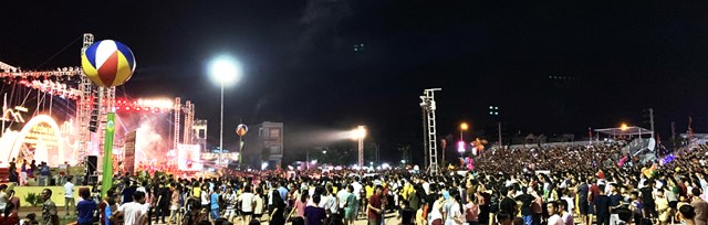 Đông đảo người dân tham dự sự kiện lớn của huyện