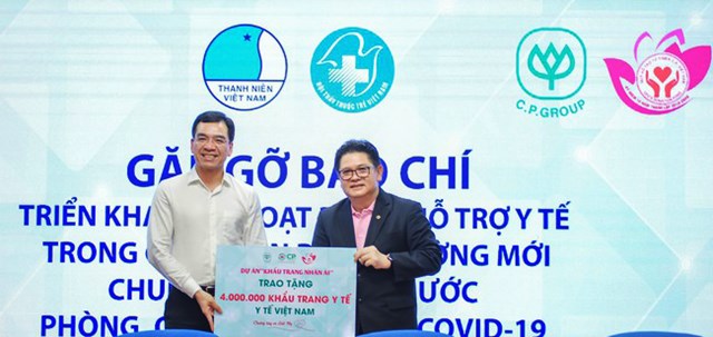 Ông Montri Suwanposri, Tổng Giám đốc C.P. Việt Nam (áo đen) trao tặng 4 triệu khẩu trang y tế