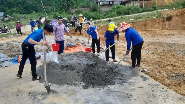 Đoàn viên, thanh niên xã Bình An giúp trường Tiểu học Bình An chỉnh trang khuôn viên điểm trường thôn Tân Hoa chào mừng đại hội.