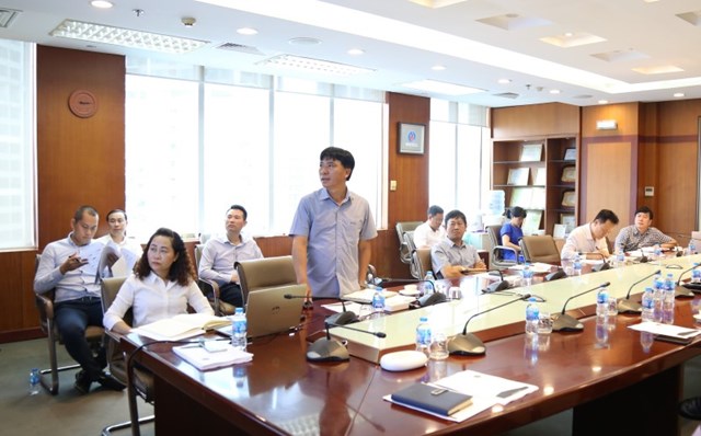Phó Tổng giám đốc Nguyễn Anh Tuấn báo cáo đánh giá kết quả SXKD tháng 7/2020 và triển khai nhiệm vụ SXKD tháng 8/2020 (Ảnh: Viglacera)
