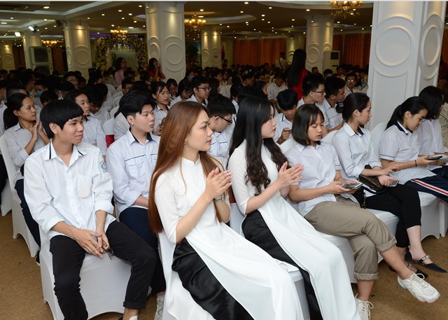 Học sinh và các khách mời tham dự  buổi Lễ khai giảng năm học mới 2020 - 2021 Trường THPT Đông Kinh