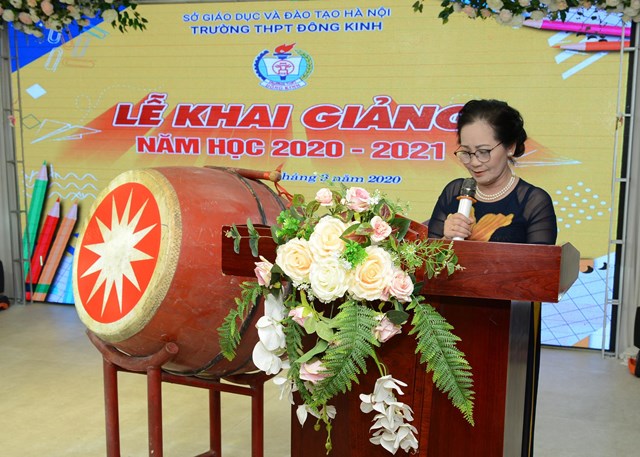 Cô giáo Trần Thị Tâm - Hiệu trưởng Trường THPT Đông Kinh phát biểu tại buổi Lễ Khai giảng năm học mới