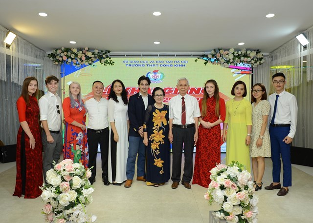 Thầy Đinh Xuân Hương – Chủ tịch HĐQT Trường THPT Đông Kinh chụp ảnh kỷ niệm với thầy cô giáo và các vị đại biểu tại buổi Lễ khai giảng năm học mới