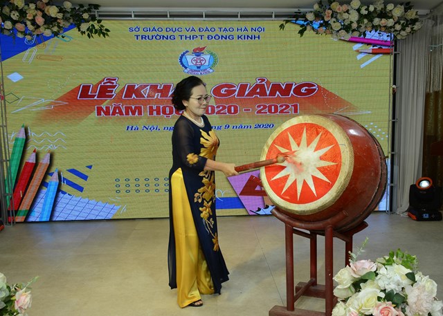 Cô giáo Trần Thị Tâm - Hiệu trưởng Trường THPT Đông Kinh đánh trống Khai giảng năm học mới 2020 – 2021