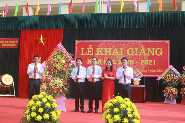 Đồng chí Hồ Đại Dũng – UB BTV Tỉnh ủy, Phó Chủ tịch UBND tỉnh Phú Thọ tặng hoa chúc mừng ngày khai giảng năm học mới tại Trường THPT Thanh Thủy
