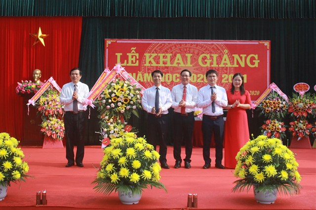Đồng chí Nguyễn Minh Tường - TUV - Bí thư Huyện ủy Thanh Thủy tặng hoa chúc mừng ngày khai giảng năm học mới tại Trường THPT Thanh Thủy