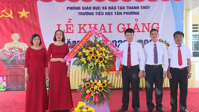 Đồng chí Dương Quốc Lâm – Phó Bí thư Huyện ủy, Chủ tịch UBND huyện Thanh Thủy tặng hoa chúc mừng ngày khai giảng năm học mới tại Trường Tiểu học Tân Phương