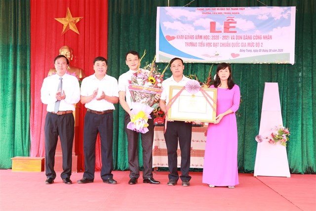 Tại Lễ khai giảng, đồng chí Nguyễn Văn Đức - UVBTV HU, Phó Chủ tịch UBND huyện đã tặng hoa và trao Bằng công nhận trường đạt chuẩn Quốc gia mức độ 2 cho thầy và trò Trường Tiểu học Trung Nghĩa.