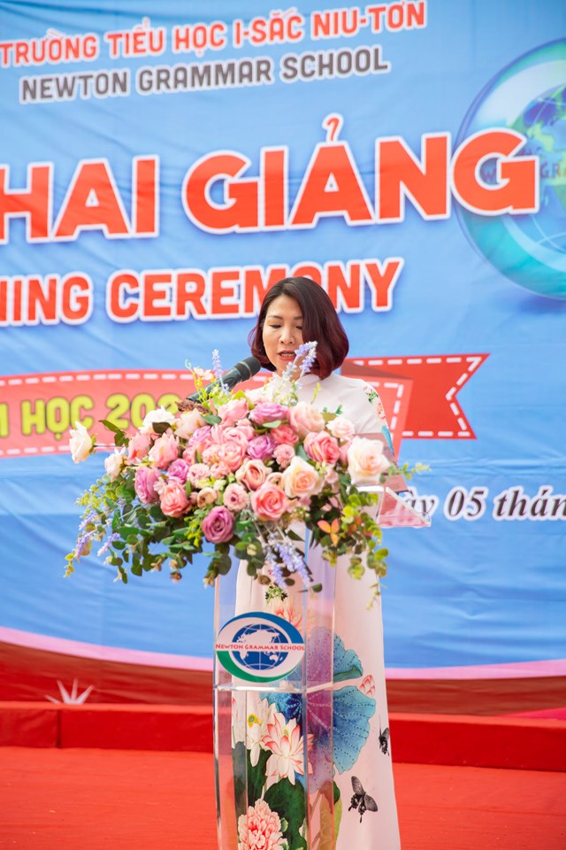 Cô giáo Đặng Huyền Phong, Hiệu trưởng Trường Tiểu học I-Sắc Niu- Tơn phát biểu tại lễ khai giảng năm học 2020-2021