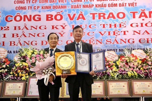 Anh hùng Lao động Nguyễn Quang Mâu - Chủ tịch Gốm Đất Việt vinh dự được nhận Đĩa vàng Sáng tạo của Liên đoàn Các nhà Sáng tạo thế giới