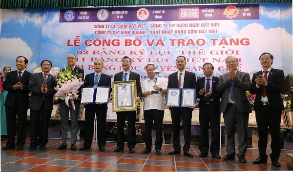 Lần đầu tiên một thương hiệu sản xuất vật liệu xây dựng đất sét nungViệt Nam - Gốm Đất Việt lập cú đúp kỷ lục thế giới